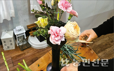 ③ 꽃을 플라워 폼에 꽂을 수 있는 플라스틱 봉을 이용하면 꽃다발을 쉽게 만들 수 있다.