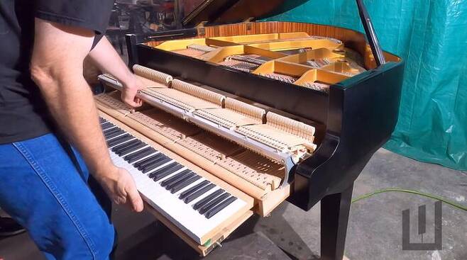 그랜드 피아노에서 액션 꺼내는 영상 (출처 : 유튜브 Upcycle Piano Craft)