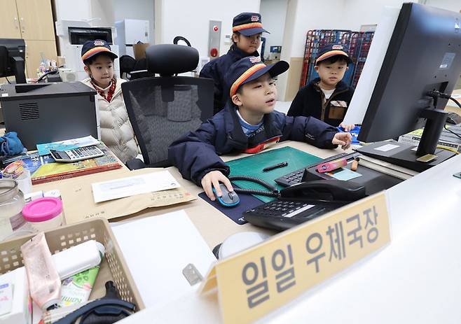 일일우체국장으로 강원 양양 현남우체국 체험 중인 함형록 학생이 모니터를 살펴보고 있다.