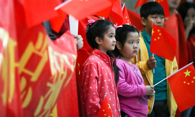 중국 어린이들이 오성홍기를 들고 있다. 신화연합뉴스