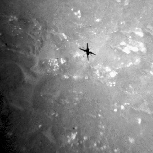 비행 중에 찍힌 인저뉴어티의 그림자.(출처: NASA)