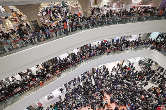 28일 수원 장안구 스타필드 수원 내 모바일 게임 ‘브롤스타즈’ 팝업스토어 행사장 근처에 시민들로 북적이고 있다. 수원시는 지난 27일 스타필드 수원에 몰린 인파로 인해 주변 교통이 정체를 빚어 안전 안내 문자를 보냈다. 2024.1.28 오장환 기자