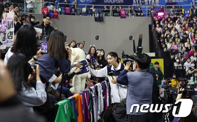 경기 전 올스타 팬 투표 1위 부상으로 받은 곰 인형을 팬에게 선물하는 김연경(가운데). /사진=뉴스1