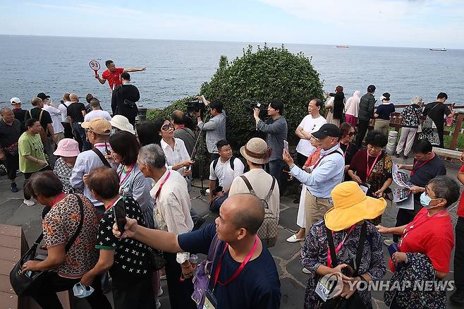제주 용두암 찾은 중국 단체관광객 [연합뉴스 자료 사진]