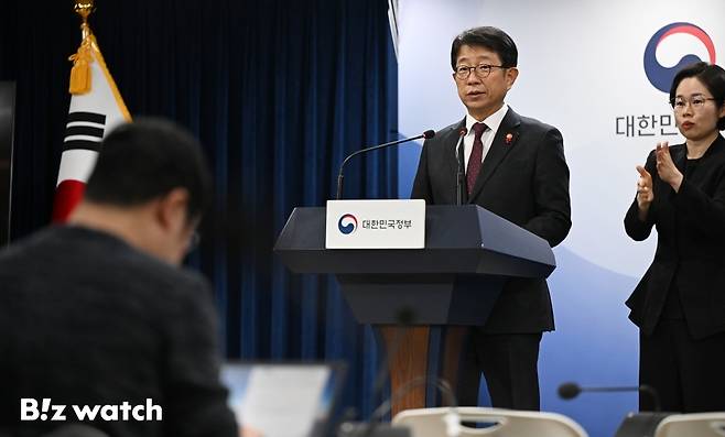 박상우 국토교통부 장관이 25일 교통관련 대책 내용을 발표하고 있다./사진=이명근 기자 qwe123@