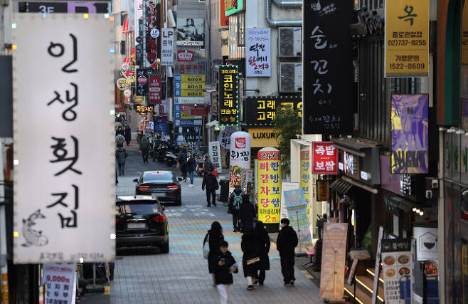 지난 12일  음식점과 주점 등이 밀집된 서울 종로구 종각 젊음의 거리 모습(사진 = 뉴시스)