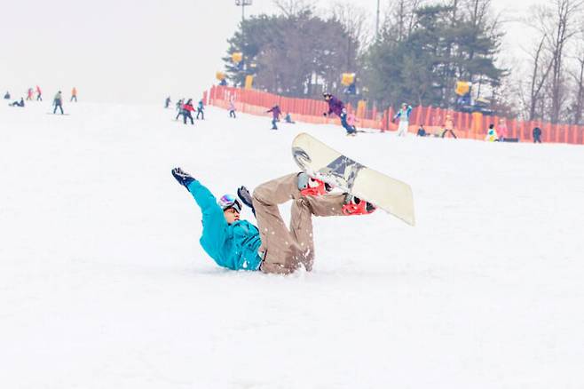 겨울철 넘어진 뒤 치료를 제때 하지 않으면 '꼬리뼈 증후군'으로 고생할 수 있다. [사진=게티이미지뱅크]