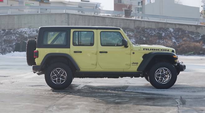 신형 랭글러의 옆모습