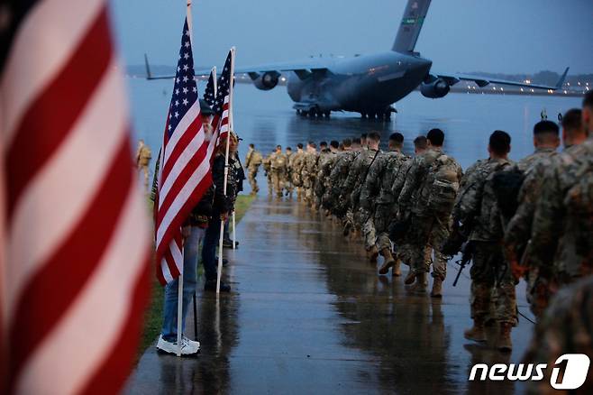 미국 노스캐롤라이나주 포트브래그 기지에서 미군 82공수부대 병사 3,500명이 쿠웨이트행 수송기에 탑승하고 있다. ⓒ 로이터=뉴스1 ⓒ News1 포토공용 기자(사진은 기사 내용과 무관함) / 뉴스1 ⓒ News1