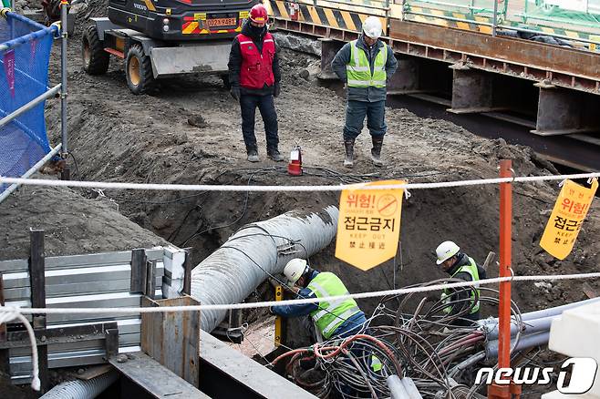28일 서울시내 한 공사 현장에서 근로자들이 작업을 하고 있다. 중대재해처벌법은 사업장에서 1명 이상 사망하거나 부상자가 10명 이상 발생하는 경우 사업주나 경영책임자에게 1년 이상 징역 혹은 10억원 이하 벌금에 처하도록 하는 법으로, 여야가 이견차이를 좁히지 못해 지난 27일부터 상시 근로자 5인 이상 50인 미만 사업장(건설업의 경우 50억원 미만 현장)으로 확대 시행됐다. 2024.1.28/뉴스1 ⓒ News1 유승관 기자