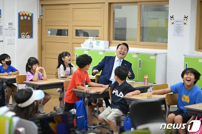 윤석열 대통령이 지난해 7월3일 늘봄학교 시범학교인 경기 수원초등학교를 찾아 수업을 참관하고 있다. (대통령실 제공) 2023.7.3/뉴스1 ⓒ News1 안은나 기자