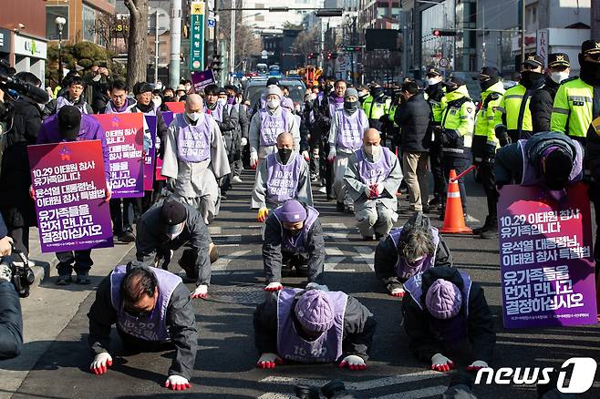 10.29 이태원 참사 유가족들과 시민, 4대종교 종교인들이 29일 서울 이태원 참사 현장 앞에서 용산 대통령실 방향으로 오체투지 행진을 하고 있다. 2024.1.29/뉴스1 ⓒ News1 유승관 기자