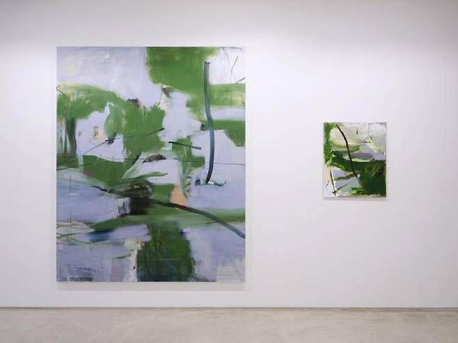 Abstract Gestures From Female Painters (2024) 전시 전경 중, 구지윤, Grey to Green (좌), 2023, Oil on linen, 227.3 x 181.8 cm / Moss and Twigs (우) 2023, Oil on linen, 72.7 x 60.6 cm 사진 제공 : 뉴스프링프로젝트, 사진 : 이의록