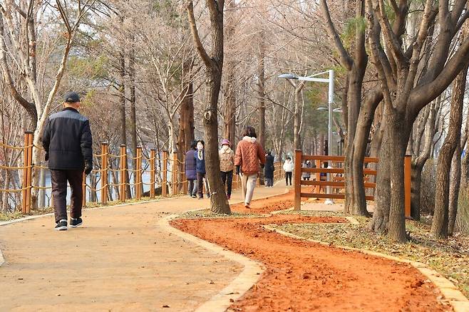 청주시가 조성한 황톳길. 청주시 제공