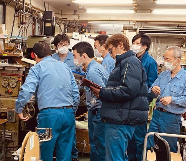 일본 중소기업 사토제작소의 베테랑 직원과 젊은 직원이 함께 일하는 모습. 사토제작소 제공