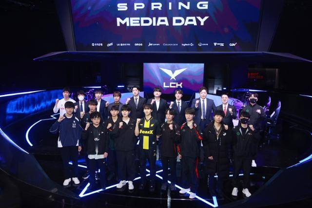 10일 오후 서울 종로구 LCK아레나에서 열린 2024 리그 오브 레전드 챔피언스 코리아(LCK) 스프링 개막 미디어데이에 참석한 e스포츠 구단 선수들과 감독들이 기념촬영을 하며 파이팅을 외치고 있다. 연합뉴스