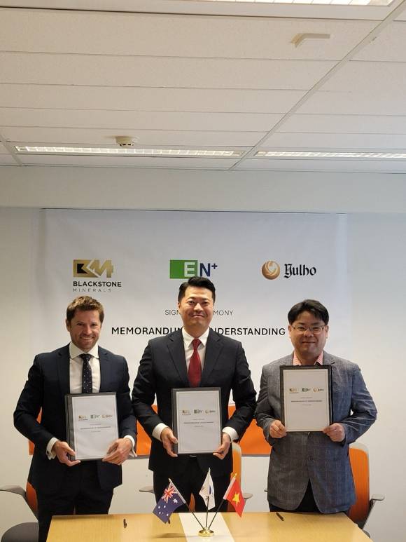 이엔플러스·율호가 블랙스톤 미네랄스와 ‘글로벌 3각 동맹 구축’협약을 맺었다고 29일 밝혔다. (왼쪽부터) 스콧 윌리엄스 블랙스톤 매니징 디렉터, 최용인 이엔플러스 대표이사, 제현국 율호 상무이사다. [사진=이엔플러스]