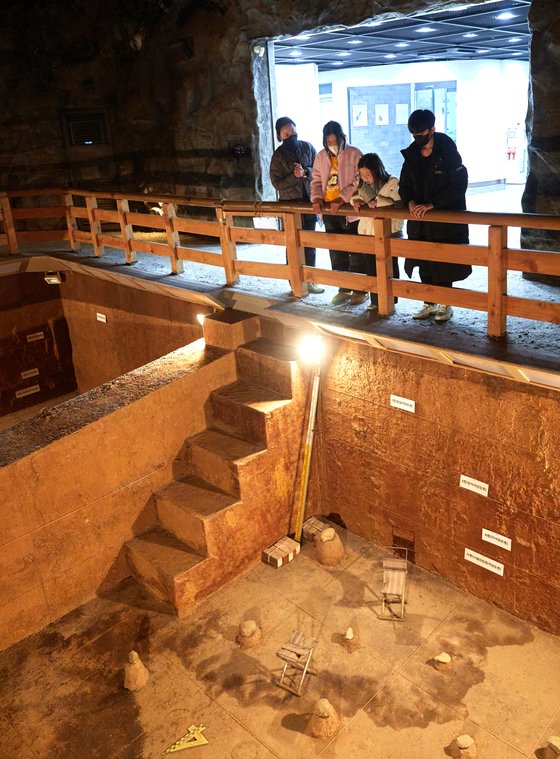 전곡리 토층 전시관은 유물이 가장 많이 출토된 4차 발굴 현장을 보존·전시해 당시 지층과 발굴 상황을 확인할 수 있다.