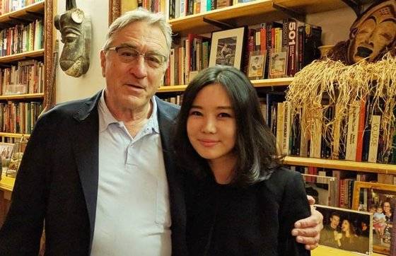 20여년전 탈북한 이현서씨(오른쪽)와 배우 로버트 드니로가 기념 사진을 찍은 모습이다. [중앙포토]