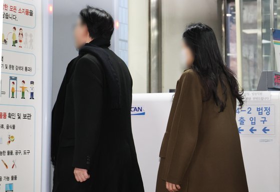 김용 전 민주연구원 부원장 재판에서 '거짓 알리바이' 증언을 부탁한 혐의를 받는 박모(45·왼쪽)씨와 서모(44)씨가 지난 15일 서초구 서울중앙지법에서 열린 구속 전 피의자심문에 출석하고 있다. 연합뉴스