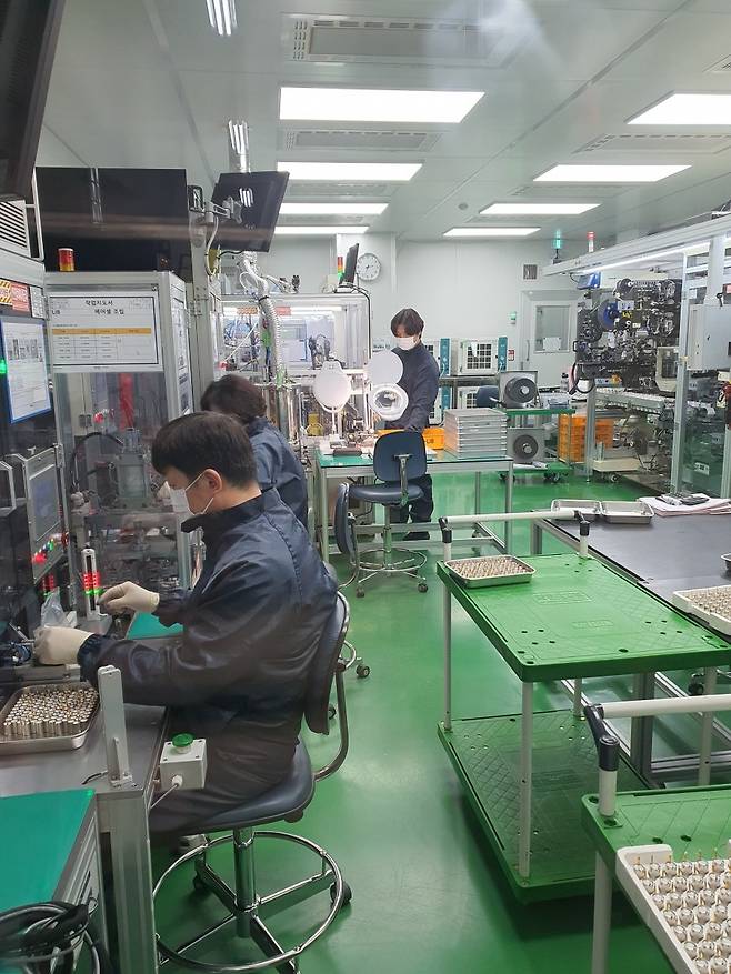 직원들이 특수목적용 2차전지를 만들고 있다. 당진=윤현주 기자