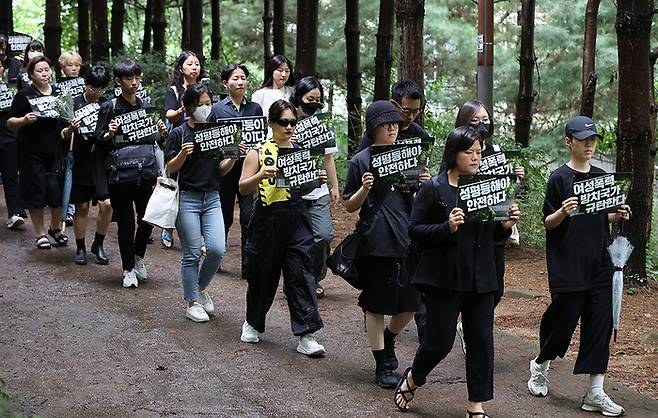 ‘공원 여성살해 사건 피해자 추모 및 여성폭력 방치 국가 규탄 긴급행동-성평등해야 안전하다’ 참가자들이 지난해 8월 24일 서울 관악구의 한 등산로에서 등산로 성폭행 살인사건 피해자를 추모하며 사건 현장까지 행진하고 있다. 조태형 기자