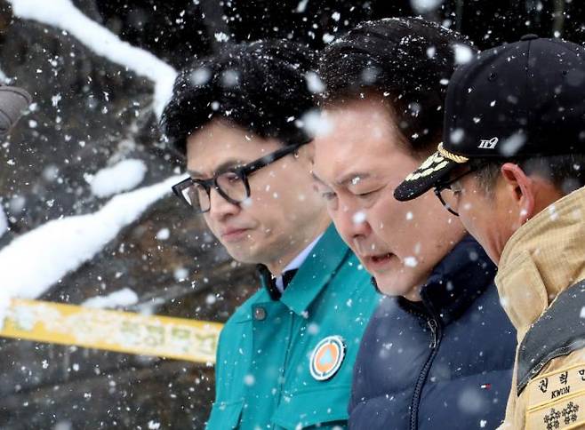 President Yoon Seok-yeol meets with Han Dong-hoon, chairman of the National People\'s Power Emergency Committee, to inspect the scene of a fire at Seocheon Specialty Market in Seocheon-eup, Seocheon-gun, Chungcheongnam-do, on Nov. 23. Yonhap