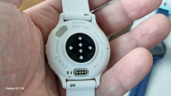 가민 베뉴 3 뒷면. 50m 방수가 가능하다는 표시도 되어 있다. 정옥재 기자