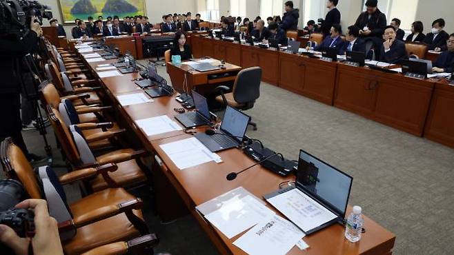 29일 국회 정무위원회 여당 의원석이 비어 있다. 여당 의원들은 의사진행 발언 후 퇴장했다. 야당은 지난 22일 이재명 대표 피습 사건과 김건희 여사 명품백 수수 의혹 등 현안 질의를 위한 회의 소집을 단독 의결했다. 연합뉴스