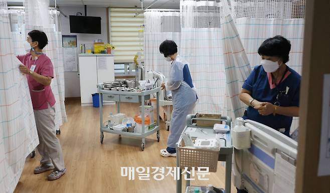 서울의 한 요양병원에서 요양보호사가 병실을 둘러보고 있다. 이승환 기자