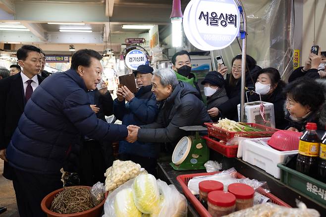 윤석열 대통령이 25일 경기도 의정부시 의정부제일시장을 찾아 상인들을 격려하고 있다. 2024.1.25   [대통령실 제공]