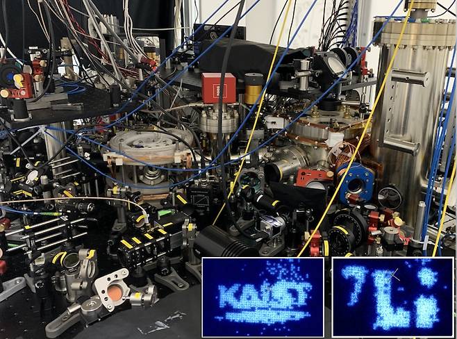 이번 연구와 활용한 장비와 원자 하나하나의 위치를 개별적으로 조작 가능함을 나타내는 사진(오른쪽 아래).[KAIST 제공]