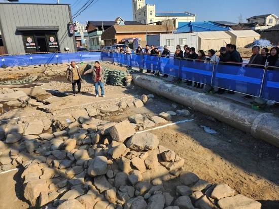 상주시 최초로 읍성 성벽구조와 배수로가 확인돼 상주 읍성의 실체가 밝혀진 ‘상주 인봉동 도시계획도로 소로(1-2) 개설부지’의 정밀발굴조사 현장에서 지난 26일 조사성과 설명회가 진행되고 있다. (상주시 제공)