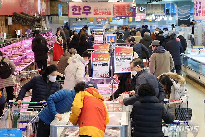 [서울=뉴시스] 황준선 기자 = 28일 서울 서초구 하나로마트 양재점에서 열린 2024년 설맞이 한우 할인판매 행사장을 찾은 이용객들이 고기를 고르고 있다. 한우 소비확대와 소비자 물가 안정을 위해 마련된 이번 행사는 한우를 최대 50% 할인 판매한다. 2024.01.28. hwang@newsis.com