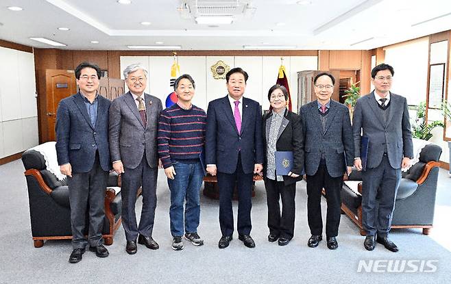 [창원=뉴시스] 경남도의회 입법·법률고문 위촉장 수여식. 오른쪽부터 신규위촉된 김봉균 법률고문, 이광옥·배명이 입법고문, 도의회 김진부 의장, 재위촉된 김치환 입법고문.(사진=경남도의회 제공) 2024.01.29. photo@newsis.com