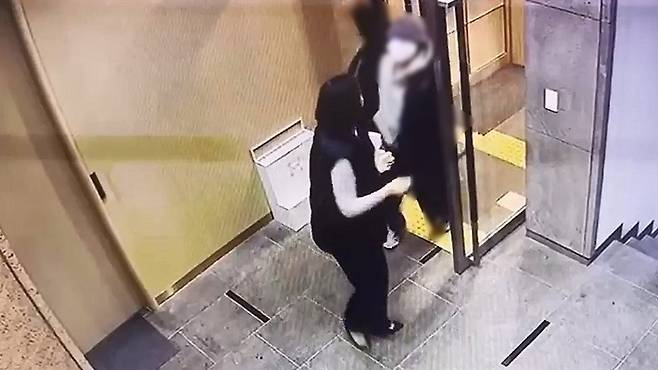 국민의힘 배현진 의원(서울 송파을)이 25일 오후 서울 강남구 신사동의 한 건물에서 괴한에게 습격 당하는 장면이 담긴 CCTV 화면을 배 의원실이 공개했다. 연합뉴스