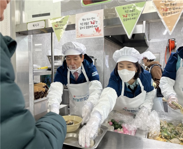 국민건강보험공단 임직원들이 강원도 원주시 사회복지시설을 찾아 무료급식 봉사활동을 벌이고 있다. 사진제공=건보공단