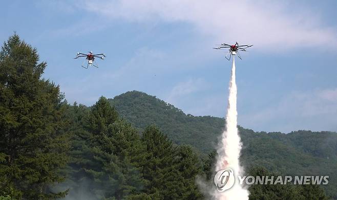 산불 진화 약제 발사하는 산림드론 [산림항공본부 제공. 재판매 및 DB 금지]