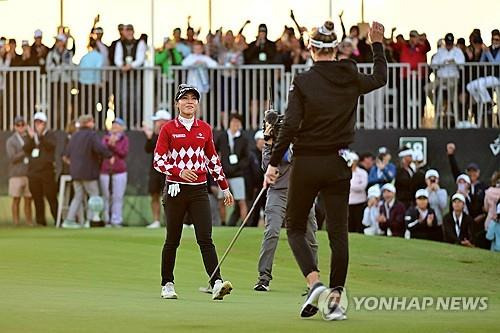 코다의 우승을 축하하는 리디아 고. [AFP/게티이미지=연합뉴스]