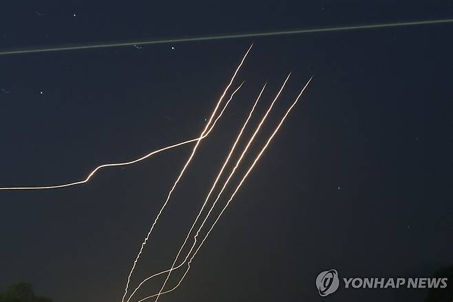 이스라엘 향해 날아가는 하마스 로켓 [EPA=연합뉴스 자료사진. 재판매 및 DB금지]