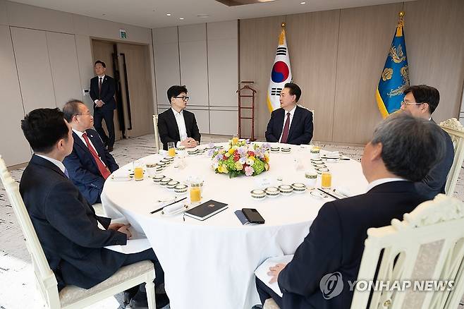 윤석열 대통령, 한동훈 비대위원장 등 국민의힘 지도부와 오찬 회동 (서울=연합뉴스) 진성철 기자 = 윤석열 대통령이 29일 서울 용산 대통령실 청사에서 국민의힘 한동훈 비상대책위원장, 윤재옥 원내대표 등과 오찬을 함께하며 대화하고 있다. 2024.1.29  [대통령실 제공. 재판매 및 DB 금지] zjin@yna.co.kr