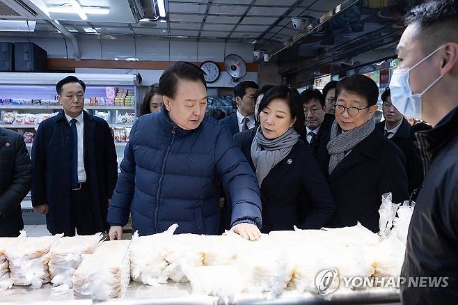 윤석열 대통령, 의정부제일시장 방문 (의정부=연합뉴스) 진성철 기자 = 윤석열 대통령이 25일 경기도 의정부시 의정부제일시장을 찾아 물건들을 살펴보고 있다. 2024.1.25 [대통령실 제공. 재판매 및 DB 금지] zjin@yna.co.kr