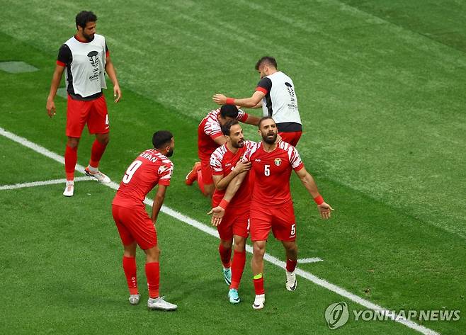 야잔 알아랍의 동점골에 기뻐하는 요르단 선수들 [로이터=연합뉴스]