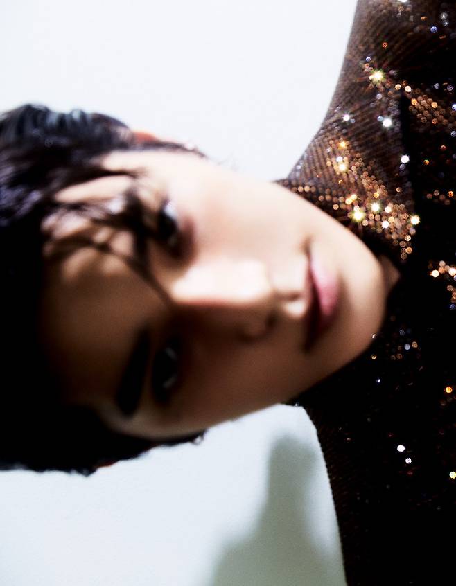 캐시미어 소재 엠블리시드 크롭트 카디건·폴로 니트·엠블리시드 하이웨이스트 로 데님 팬츠 모두 가격미정 로에베 제품.