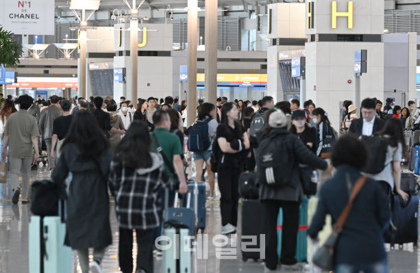 추석 황금 연휴를 앞둔 지난해 9월 25일 인천국제공항 1터미널 출국장이 해외 여행을 떠나려는 여행객들로 붐비고 있다. (사진=이데일리 방인권 기자)