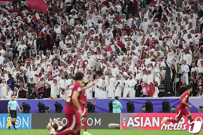 카타르 홈 팬들. ⓒ AFP=뉴스1