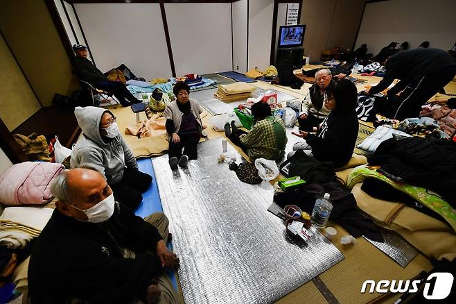지진이 발생한 일본 이시카와현 나나오 지역에 마련된 대피소에 3일 주민들이 모여 있다. 2024.01.03 ⓒ AFP=뉴스1 ⓒ News1 정지윤 기자