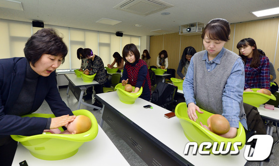 서울 송파구 장지동 송파산모건강증진센터 프로그램실에서 산모들이 아기목욕법을 배우고 있다. (자료사진) 2014.2.13/뉴스1