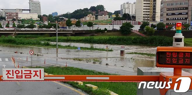 30일 오전 8시17분쯤 충북 청주시 청원구 사직동 무심천 하상도로에서 교통사고가 발생해 40여분간 하상도로 진입이 일부 통제됐다.(사진은 기사 내용과 무관함) / 뉴스1 ⓒ News1