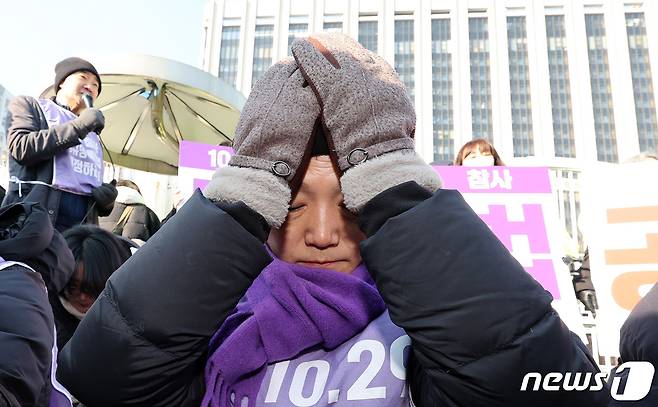 10.29 이태원 참사 유가족들이 30일 오전 서울 종로구 정부서울청사 앞에서 이태원참사 특별법 공포 촉구 및 거부권 반대 이어말하기 기자회견을 하고 있다. 정부는 이날 국무회의에서 이태원 참사 특별법(10·29 이태원참사 피해자 권리보장과 진상규명 및 재발 방지를 위한 특별법) 거부권을 의결했다. 2024.1.30/뉴스1 ⓒ News1 장수영 기자